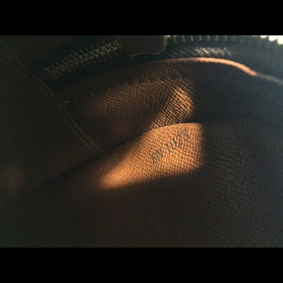 Authentic Louis Vuitton Blois,no peeling with cracking on vachetta strap only. - Picture 3 of 17